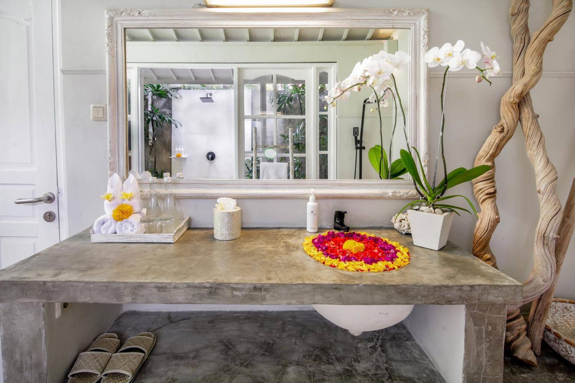 Villa Lodek Deluxe Seminyak  Luaran gambar